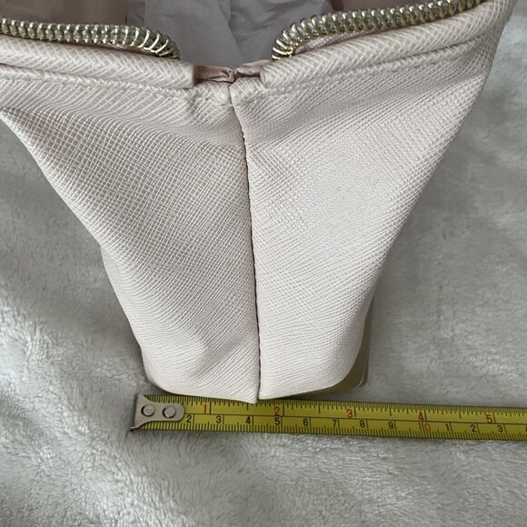 La Mer Off White Kiss Lock Hinged Zip Top Close Makeup Bag NWOT Faux Leather - Picture 9 of 9